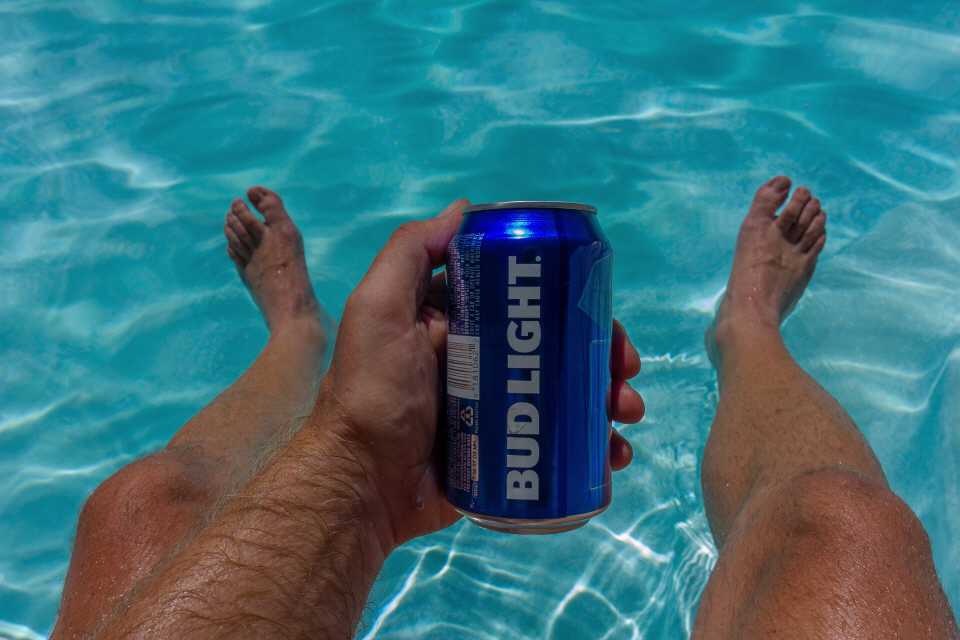 Ankommensbier am Pool